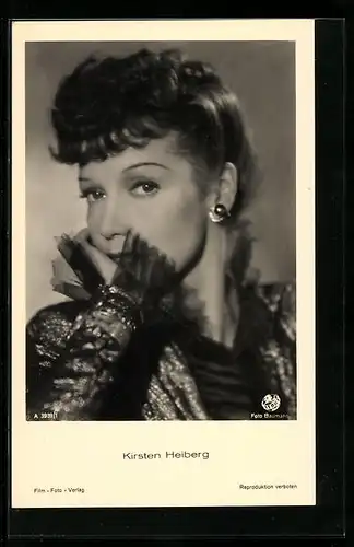 AK Schauspielerin Kirsten Heiberg elegant mit Ohrring