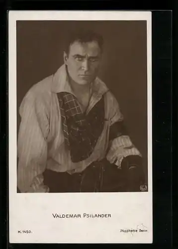 AK Schauspieler Valdemar Psilander in Hemd mit Tuch