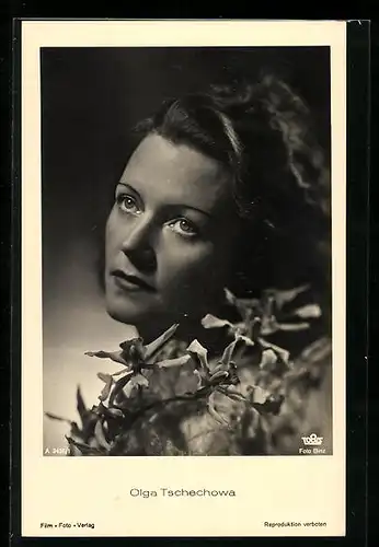 AK Schauspielerin Olga Tschechowa mit Blumenranke auf der Schulter