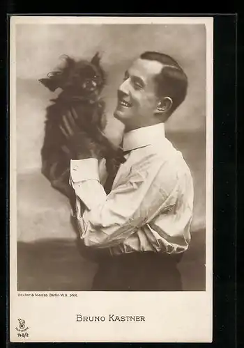 AK Schauspieler Bruno Kastner mit kleinem schwarzen Hund in den Händen