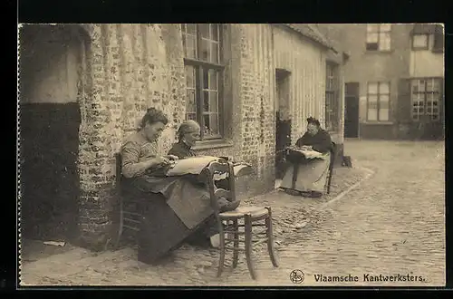 AK Vlaamsche Kantwerksters, Handarbeitende Frauen vor Haus an der Strasse
