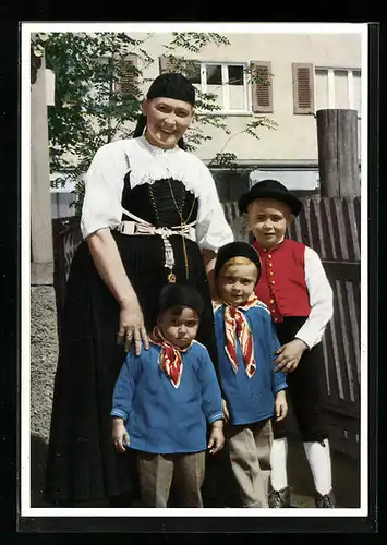 AK Schwenninger Hippe mit ihren Kindern, schwäbische Tracht