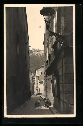 AK Passau, Spielende Kinder in einer schmalen Gasse