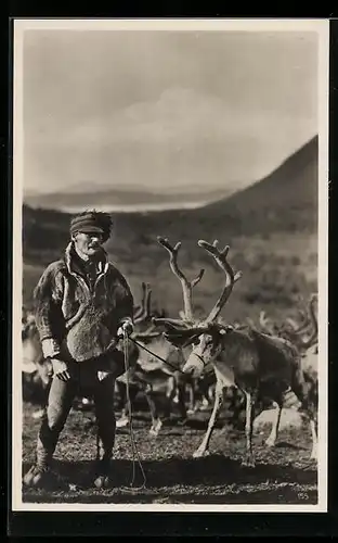 AK norwegischer Mann in Pelzjacke mit Rentier