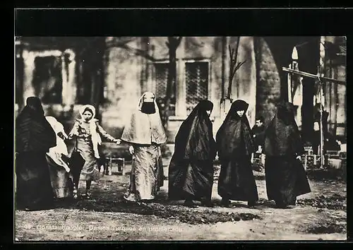 AK Constantinople, dames Turques en promenade