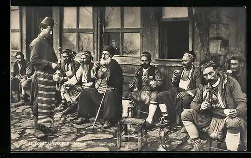 AK Constantinople, Cafe turc, Türkische Männer vorm Cafe beim Rauchen