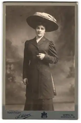 Fotografie F. Münz, Wien, junge Dame im schwarzen Kleid mit breitkrempigem Hut