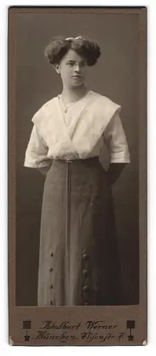 Fotografie Adalbert Werner, München, junge Frau im weisser Bluse mit dunklem Rock und Zwickerbrille