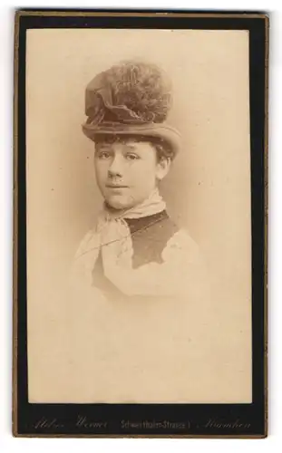 Fotografie Franz Werner, München, junge Frau im Kleid mit Bommel am Hut
