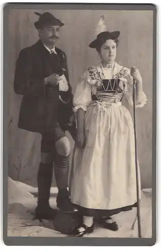 Fotografie unbekannter Fotograf und Ort, Paar in Tracht mit Lederhose und Dirndl