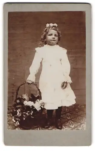 Fotografie unbekannter Fotograf und Ort, kleines Mädchen Frieda Botzenhardt mit Blumenkorb, 1904