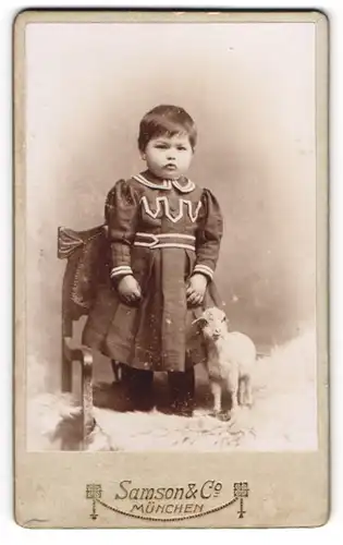 Fotografie Samson & Co., München, kleines Kind mit plüsch Schaf