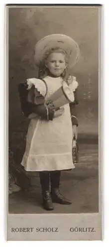 Fotografie Robert Scholz, Görlitz, niedliches Mädchen mit Zuckertüte und Schulranzen zur Einschulung