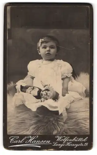 Fotografie Carl Hansen, Wolfenbüttel, niedliches Mädchen mit ihrer Puppe im Schoss