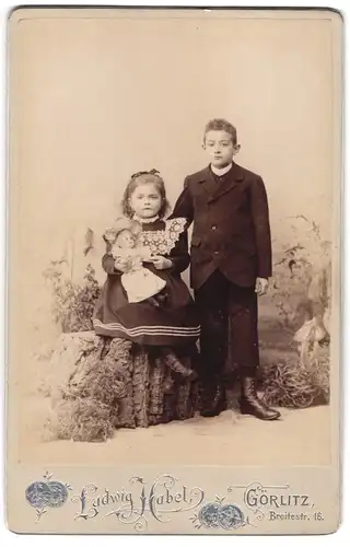 Fotografie Ludwig Habel, Görlitz, zwei Kinder mit Puppe im Arm