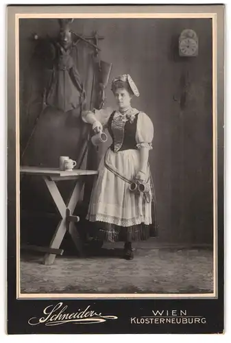 Fotografie Schneider, Wien, Portrait junge Dame als Schankmagd zum Fasching mit Bierkrügen