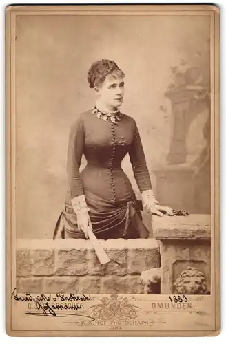 Fotografie Carl Jagerspacher, Gmunden, Portrait Friederike Grossmann, Gräfin Prokesch von Osten, Autograph, 1883