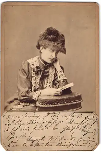 Fotografie Krziwanek, Wien, Portrait Auguste Wilbrandt-Baudius mit Autograph, 1889