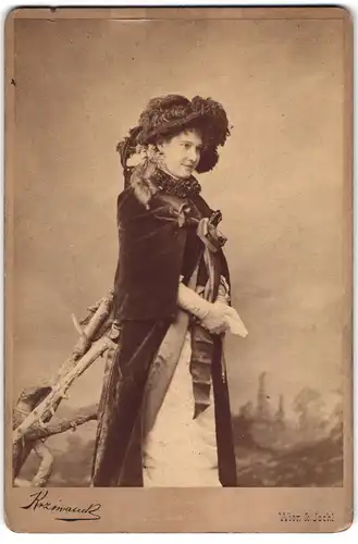 Fotografie Krziwanek, Wien, Portrait Schauspielerin Antonie Janisch im Kostüm