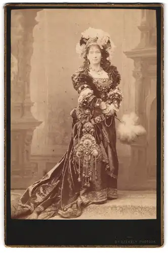Fotografie Dr. Szekely, Wien, Portrait Charlotte Wolter als Adelheid von Walldorf im Kostüm, 1894