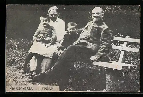 AK Wladimir Iljitsch Lenin sitzt mit seiner Frau Krupskaja u. den Kindern auf einer Bank