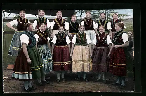 AK Gruppenbild junger Frauen in hessischer Tracht