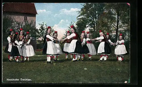 AK Mädchen tanzen auf der Wiese, hessische Tracht