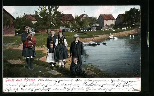 AK Kinder spielen am Ufer, hessische Tracht