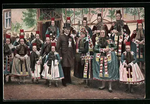 AK Festgesellschaft vor einem Haus, hessische Tracht