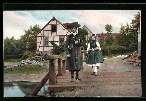 AK Junges Paar beim Spaziergang, hessische Tracht