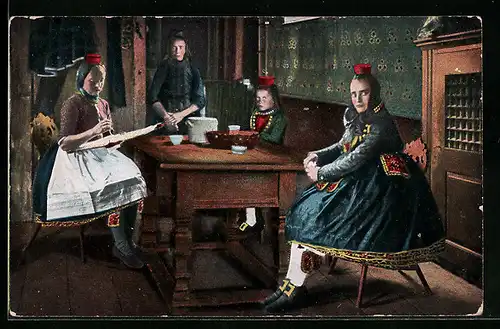 AK Mädchen sitzen in der Stube, hessische Tracht