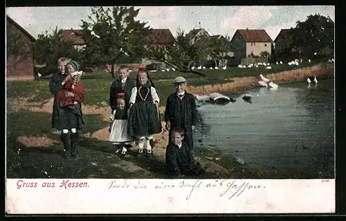 AK Kinder spielen am Ufer, hessische Tracht