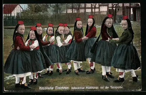AK Schwälmer Mädchen bei der Tanzprobe, hessische Tracht
