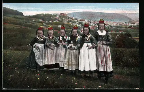 AK Junge Mädchen stehen brav auf der Wiese, hessische Tracht