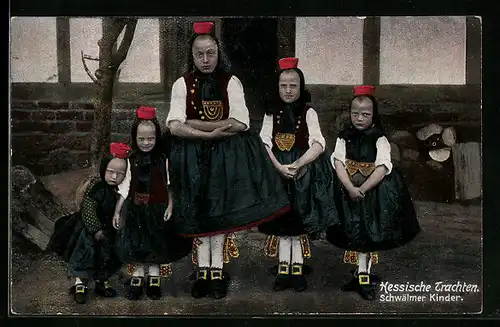AK Schwälmer Kinder stehen vor einem Haus, hessische Tracht