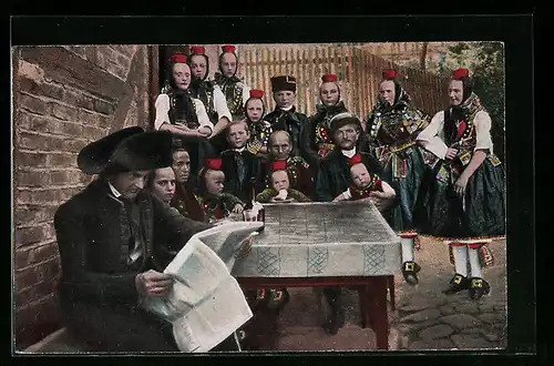 AK Schwälmer Familie sitzt vor ihrem Haus, hessische Tracht