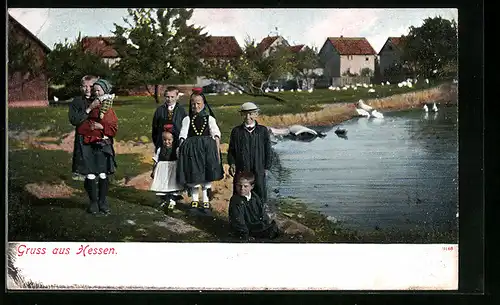 AK Kinder spielen am Ufer, hessische Tracht