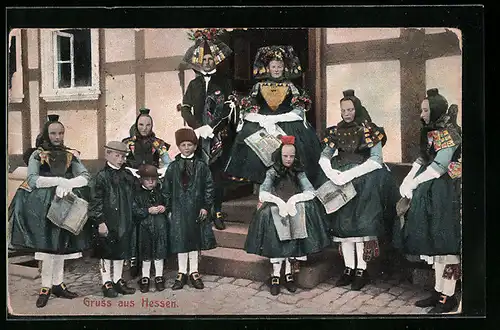AK Hochzeitsgesellschaft steht vor dem Fachwerkhaus, hessische Tracht