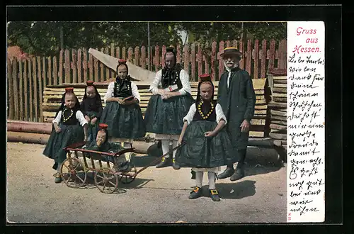 AK Mädchen beim Spaziergang, hessische Tracht