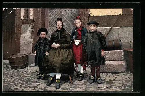 AK Mutter und Kinder sitzen vor dem Haus, hessische Tracht