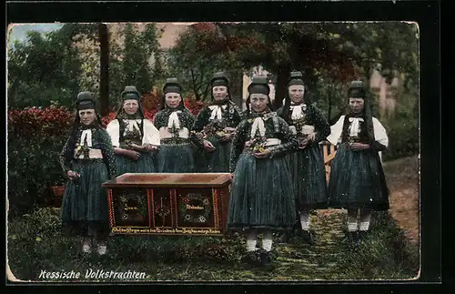 AK Mädchen tragen eine festliche Truhe, hessische Tracht
