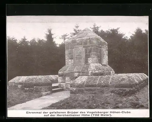 AK Herchenhain, Ehrenmal der gefallenen Brüder des Vogelsberger Höhen-Clubs auf der Herchenhainer Höhe