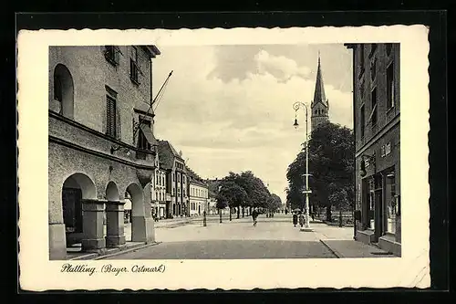 AK Plattling / Bayer. Ostmark, Strassenpartie, Blick zur Kirche