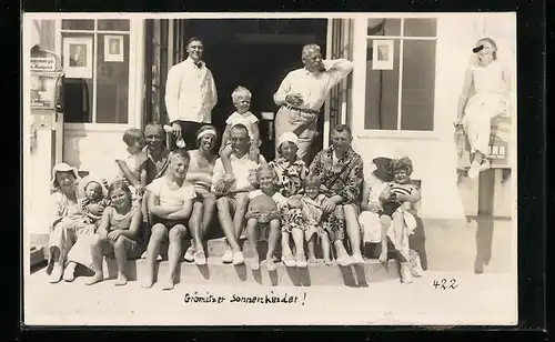 AK Grömitz / Ostsee, Feriengäste sitzen vor einem Haus
