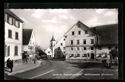 AK Lenzkirch / Schwarzwald, Hotel Adler-Post, Strassenpartie mit Blick zur Kirche