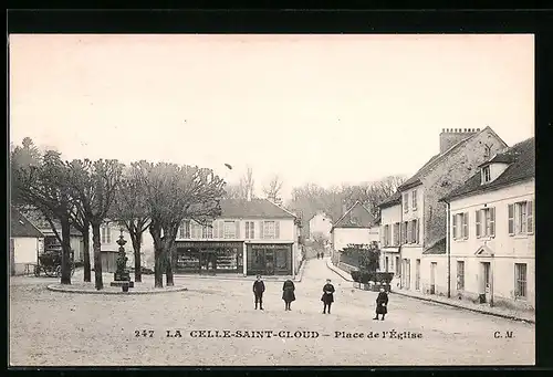 AK La Celle-Saint-Cloud, Place de l`Eglise