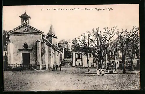 AK La Celle-St-Cloud, Place de l`Eglise et l`Eglise
