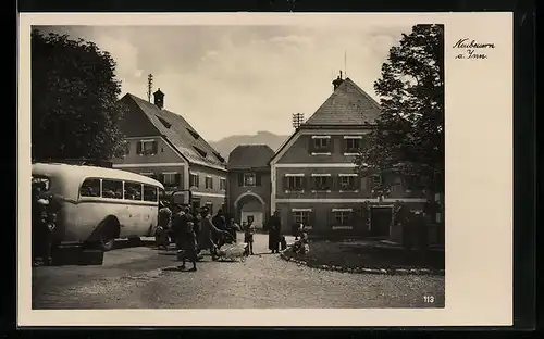 AK Neubeuern a. Inn, Ortspartie mit Bus