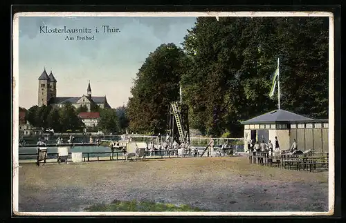 AK Klosterlausnitz /Th., Freibad mit Gebäude, Sprungturm und Kirchenblick