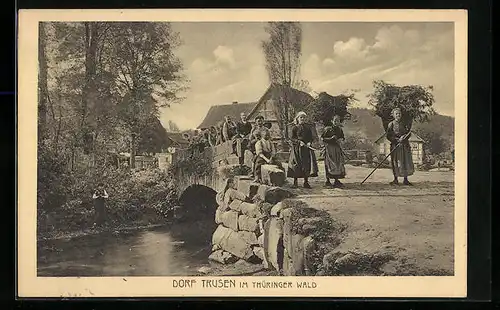 AK Trusen, Holzsammlerinnen und Kindergruppe auf der Brücke des Dorfes